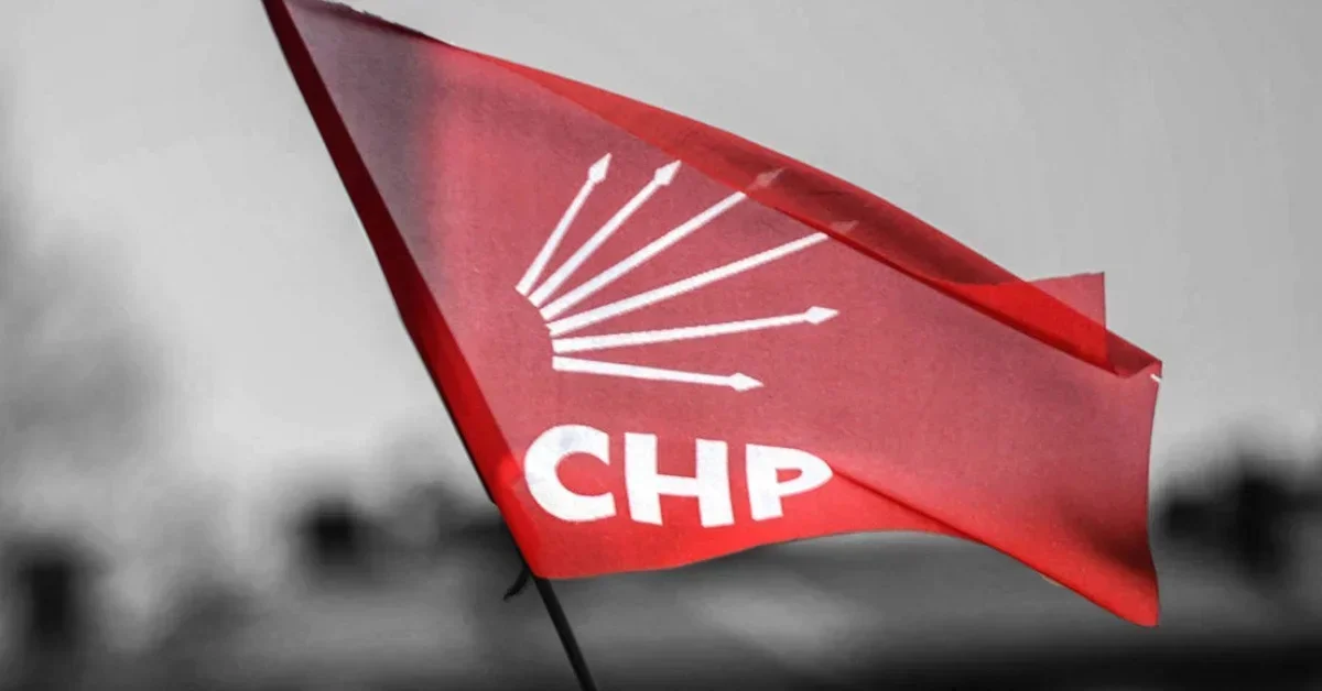 CHP Milletvekilleri Ali Mahir Başarır ve Mustafa Günaydın'ın TBMM kayıtlarındaki unvanlarının güncellenmesini temsil eden görsel.