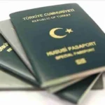 Dışişleri Bakanlığı logosu ve yeşil pasaport görseliyle birlikte vize iddialarının yalanlandığına dair bir duyuru.