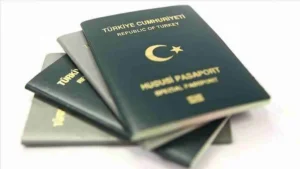 Dışişleri Bakanlığı logosu ve yeşil pasaport görseliyle birlikte vize iddialarının yalanlandığına dair bir duyuru.