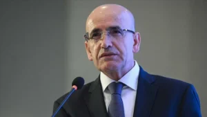 Hazine ve Maliye Bakanı Mehmet Şimşek, yenilenebilir enerji yatırımları için Dünya Bankası'ndan sağlanan 400 milyon euroluk desteği duyuruyor.