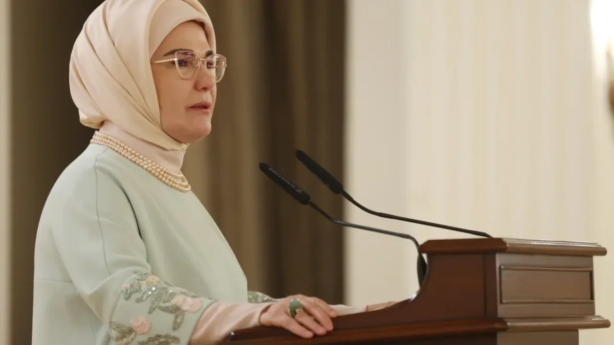 Emine Erdoğan, deprem bölgesindeki eğitim çalışmalarını destekleyen bir konuşma yaparken