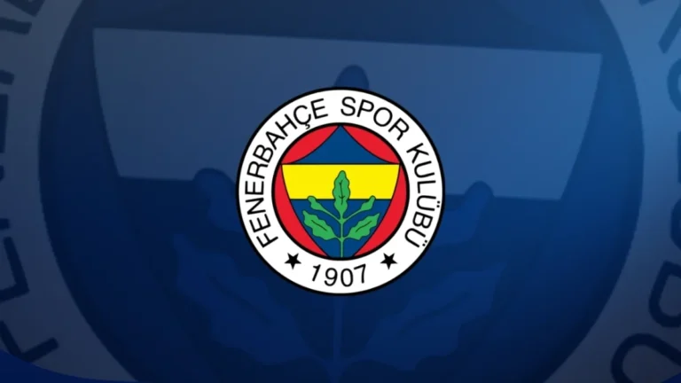 Fenerbahçe'nin yeni transferi Vedat Muriqi sözleşme imzalarken görülüyor.