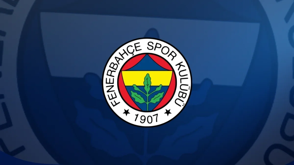 Fenerbahçe'nin yeni transferi Vedat Muriqi sözleşme imzalarken görülüyor.