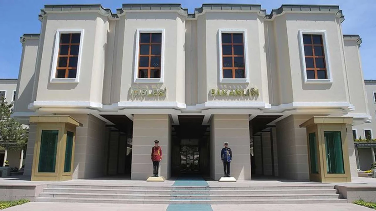İçişleri Bakanlığı logosu ve görevden uzaklaştırılan belediye başkanlarını temsil eden soyut görseller.
