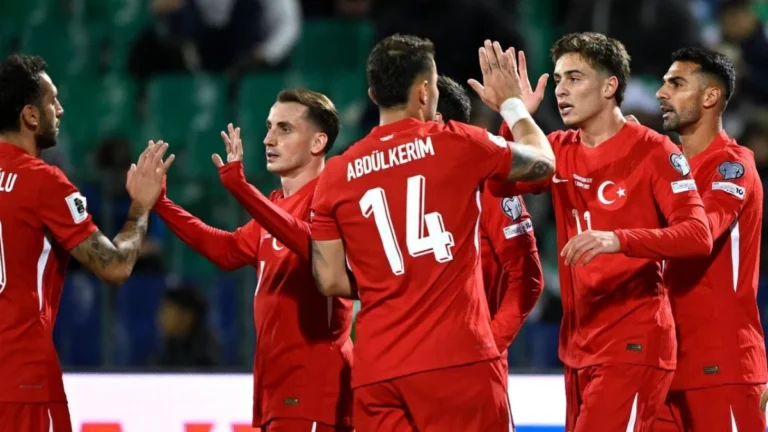A Milli Futbol Takımı oyuncuları Dünya Kupası'nda ABD ile mücadele ediyor
