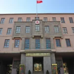 Milli Savunma Bakanlığı logosu ve İsrail bayrağını temsil eden görsellerle desteklenmiş, uzlaşma çabalarına vurgu yapan haber.