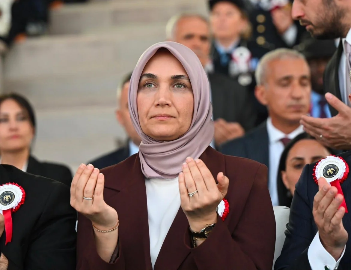Polis Akademisi mezuniyet töreninde İçişleri Bakan Yardımcısı Kübra Güran Yiğitbaşı genç polisleri tebrik ediyor.