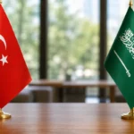 Türkiye ve Suudi Arabistan bayrakları ve gümrük sembolleri