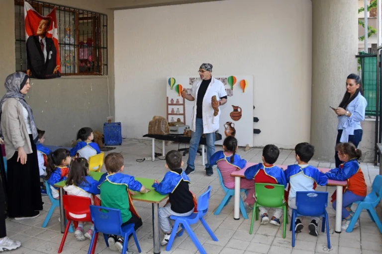 Osmangazi Belediyesi kreşlerinde bir çocuk, kilden çömlek yaparken