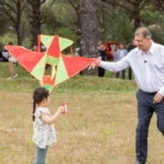 İzmir Büyükşehir Belediye Başkanı Cemil Tugay, Kozak Yaylası'nda vatandaşlarla bir araya geldiği etkinlikte konuşma yapıyor.