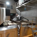 Kayseri Kent Ekmek Fabrikası'nda üretim bandından çıkan taze ekmekler