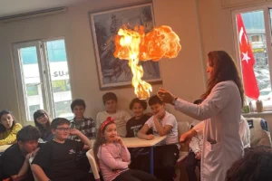 Maltepe'de çocuklar 'Eğlenceli Bilim Etkinliği' kapsamında deneyler yaparak bilimi öğreniyor.