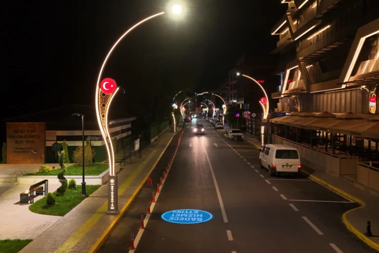 İzmit Şehit Ergün Köncü Caddesi'nin modern ve etkileyici gece aydınlatması