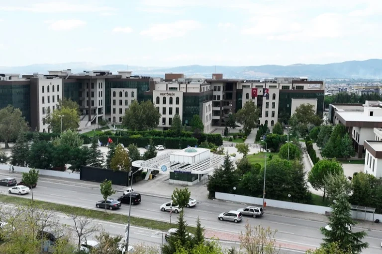 Bursa Teknik Üniversitesi'nin sağlıklı kampüs uygulamaları sonucu aldığı belgeyi temsil eden görsel.