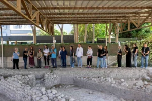 Bornova Mirası yürüyüş etkinliği katılımcıları tarihi ve doğal güzellikler arasında yürüyor