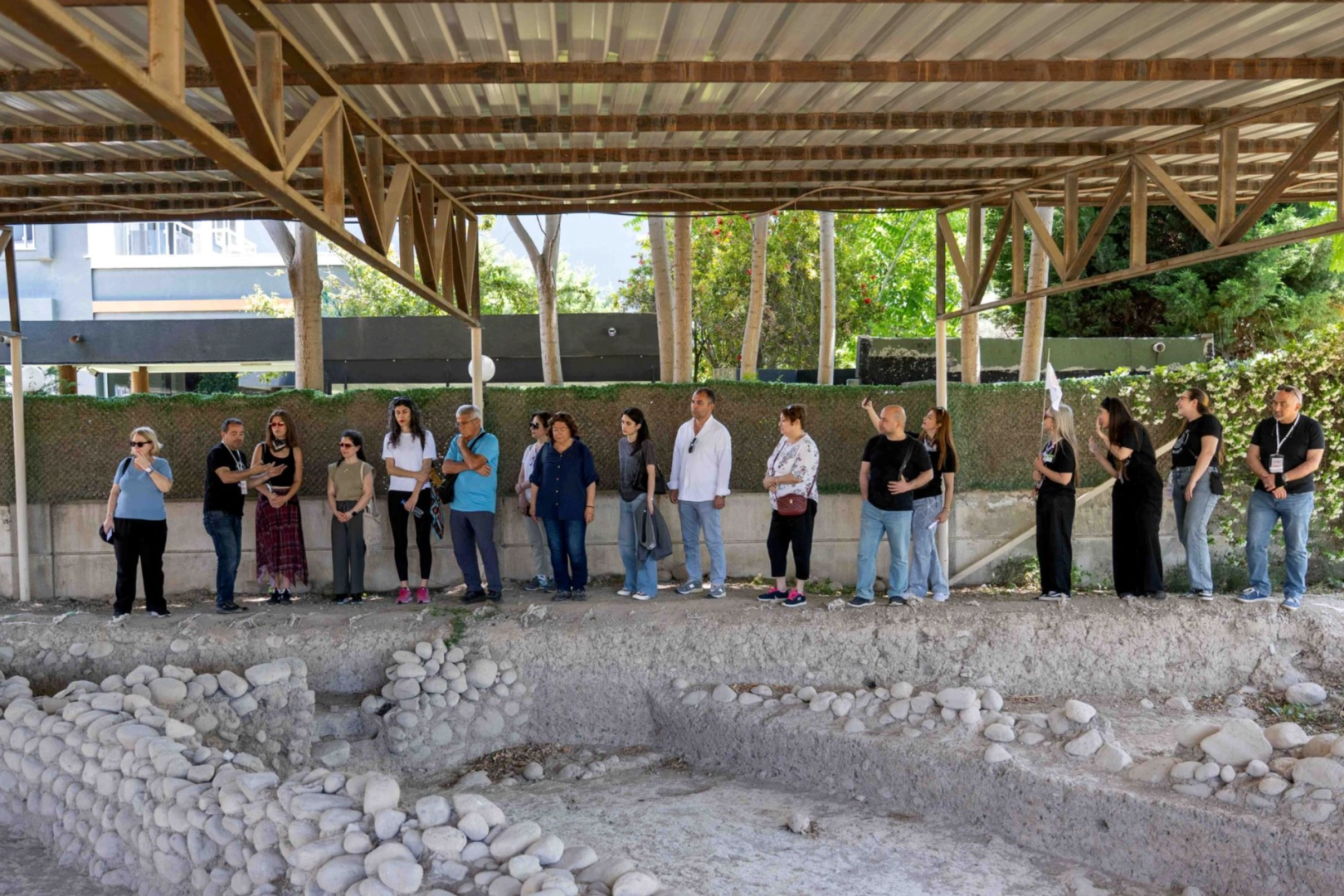 Bornova Mirası yürüyüş etkinliği katılımcıları tarihi ve doğal güzellikler arasında yürüyor