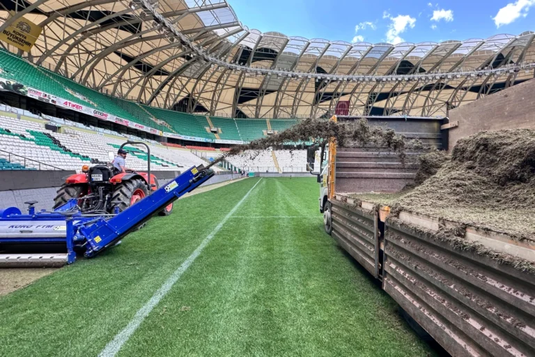 Konya Büyükşehir Stadyumu hibrit çim zemininde yapılan renovasyon çalışmaları