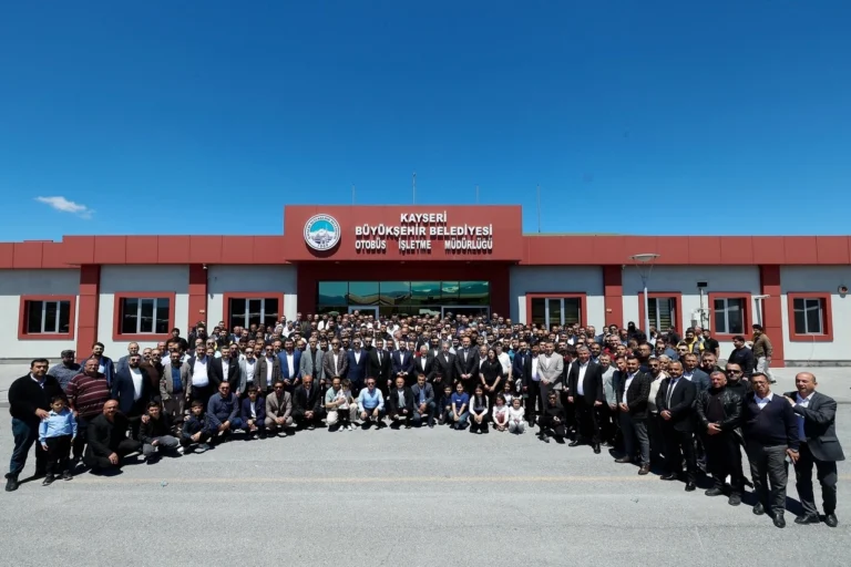Kayseri Büyükşehir Belediye Başkanı Dr. Memduh Büyükkılıç, Kurban Bayramı'nda vatandaşlarla bir araya geldi.