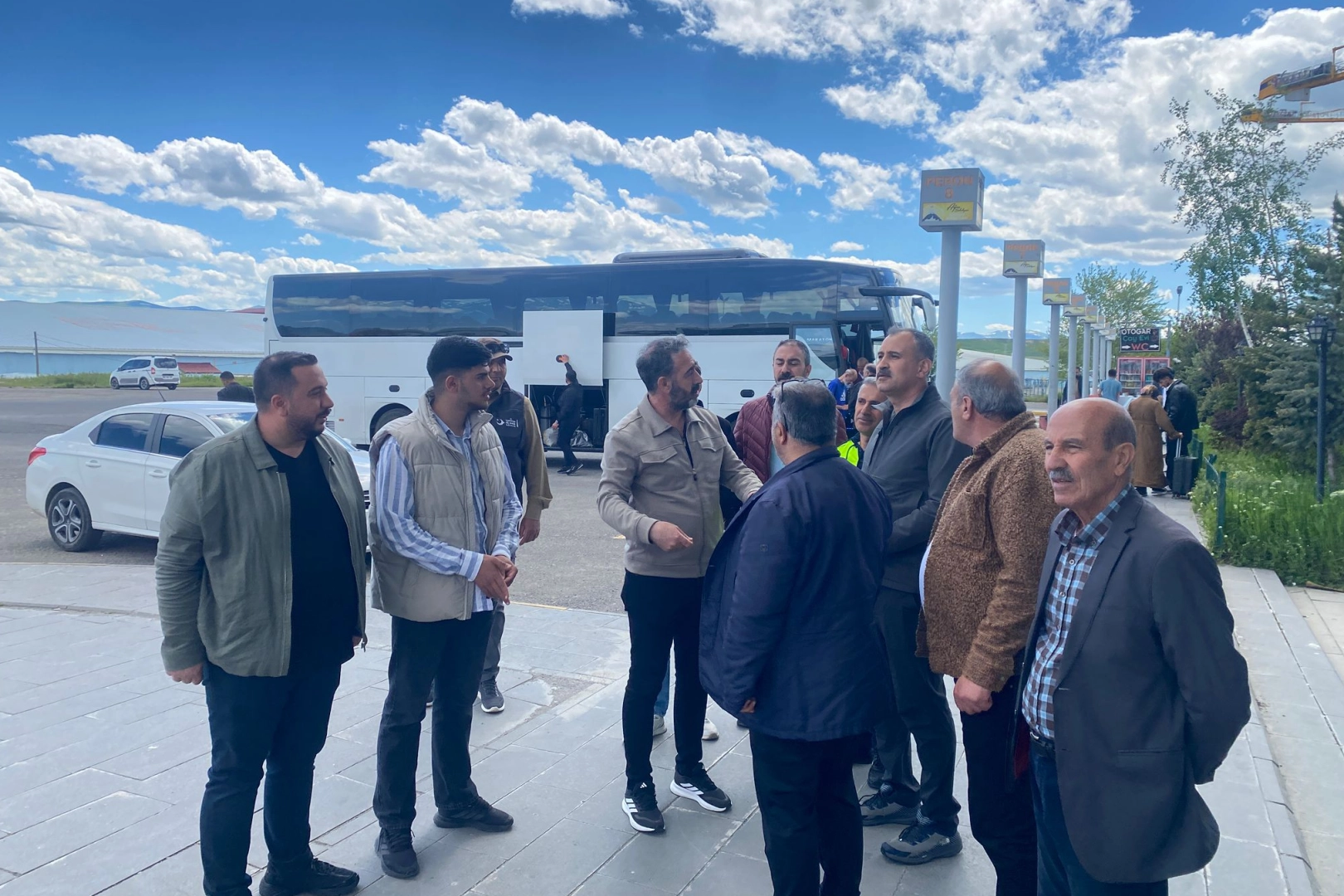 Ağrı Valisi Önder Bozkurt, Kurban Bayramı dönüşü Ağrı Otogarı'nda incelemelerde bulunuyor.