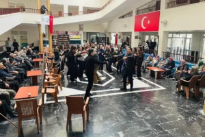 Kayseri Büyükşehir Belediyesi'nin bayram ziyaretinde huzurevi sakinleriyle bir araya gelen vatandaşlar
