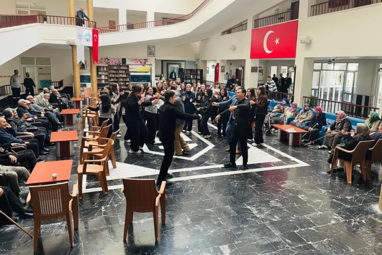 Kayseri Büyükşehir Belediyesi'nin bayram ziyaretinde huzurevi sakinleriyle bir araya gelen vatandaşlar