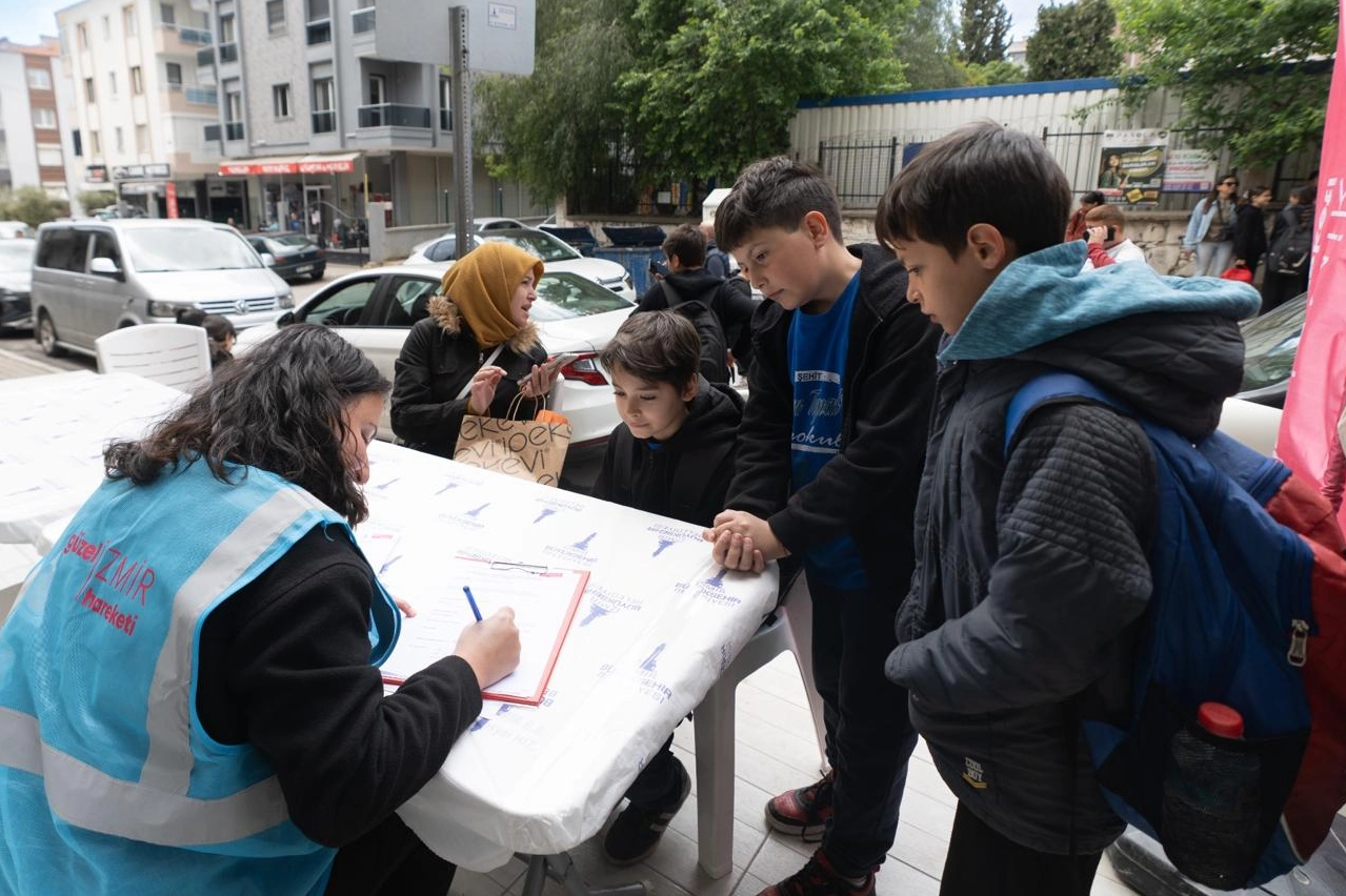 İzmir Buca Yenigün Mahallesi'nde Güzel İzmir Hareketi kapsamında katılımcı tasarım anket çalışması