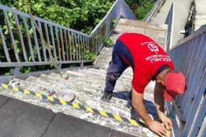Kocaeli Büyükşehir Belediyesi tarafından yenilenen yaya üst geçidi