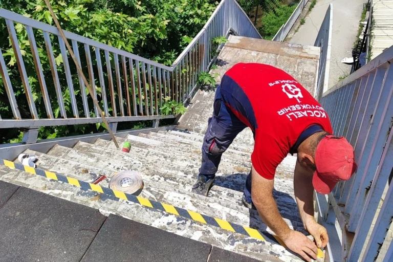 Kocaeli Büyükşehir Belediyesi tarafından yenilenen yaya üst geçidi
