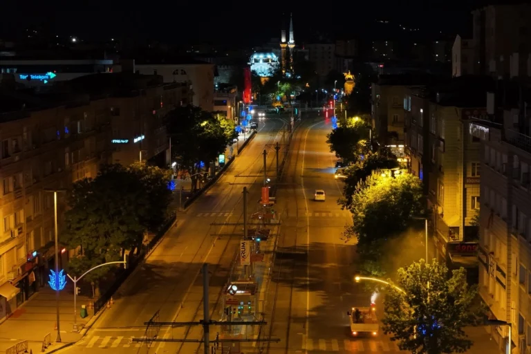 Kayseri Büyükşehir Belediyesi ekipleri gece saatlerinde ilaçlama yapıyor.