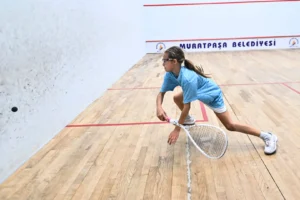 Muratpaşa Belediye Başkanı Ümit Uysal, 10. Geleneksel Squash Turnuvası'nda sporcularla bir araya geldi.