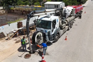 Antalya'da ASAT ekipleri tarafından yapılan kanalizasyon hattı temizliği çalışması