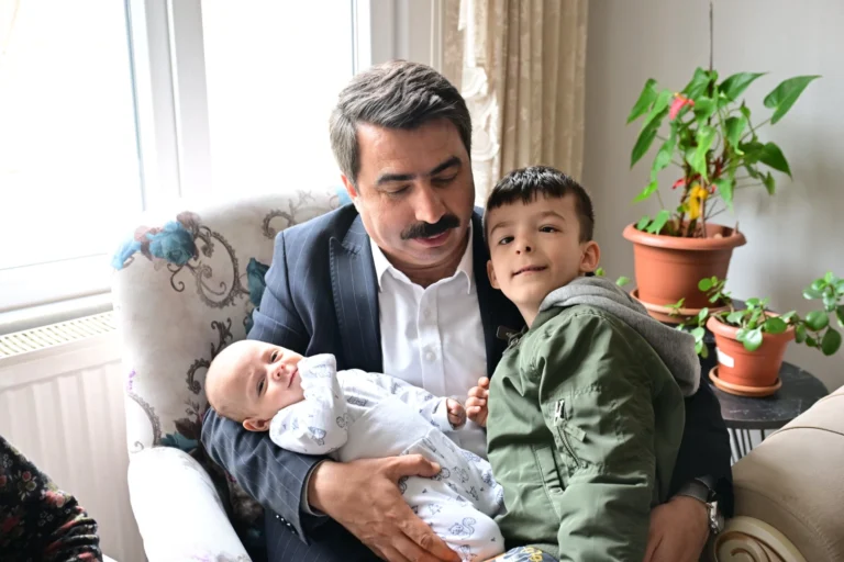 Yıldırım Belediye Başkanı Oktay Yılmaz'ın yaşlı vatandaşları evlerinde ziyaret ettiği an.