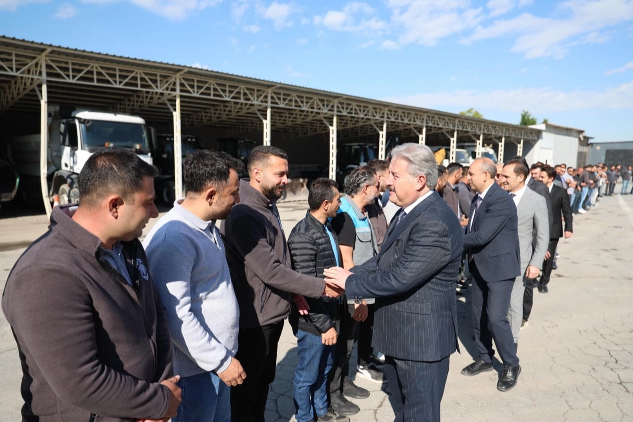 Melikgazi Belediye Başkanı Mustafa Palancıoğlu, personeliyle bayramlaştı