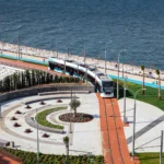 İzmir'de düzenlenecek olan UITP Avrasya Konferansı'nın logosu ve toplu taşıma araçları görseli.