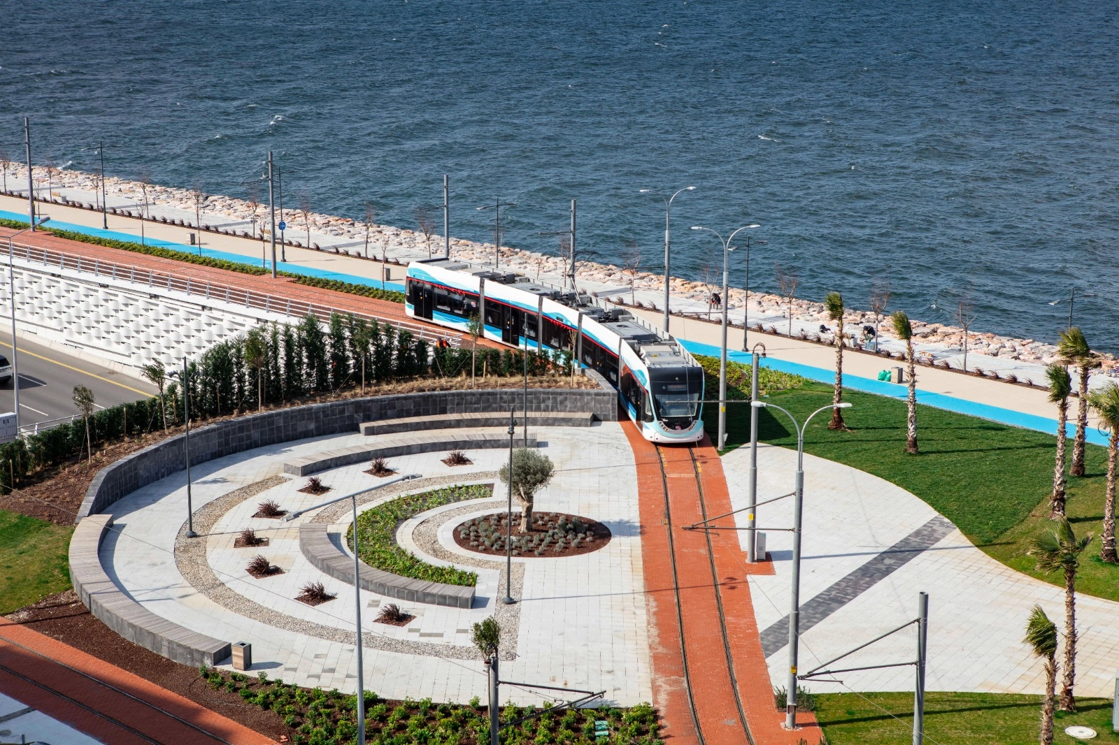 İzmir'de düzenlenecek olan UITP Avrasya Konferansı'nın logosu ve toplu taşıma araçları görseli.