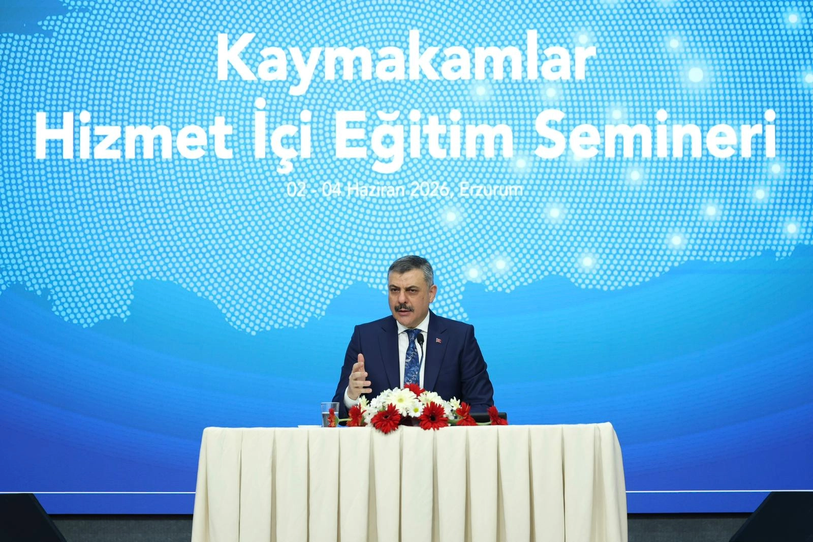 İçişleri Bakanı Mustafa Çiftçi, Erzurum'daki Kaymakamlar Hizmet İçi Eğitim Semineri'nde konuştu.