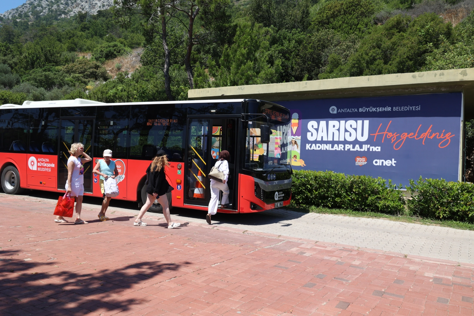Antalya Sarısu Kadınlar Plajı'na ulaşımı kolaylaştıran ücretsiz ring seferleri