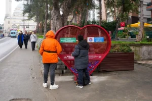 Maltepe Belediyesi'nin 'Bir Kapak Bir Umut' projesi kapsamında plastik kapak toplama kumbaralarının sayısı 8'e çıkarıldı.