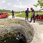Mersin itfaiyesi ekipleri kuyu kurtarma tatbikatı yaparken