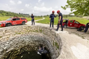 Mersin itfaiyesi ekipleri kuyu kurtarma tatbikatı yaparken