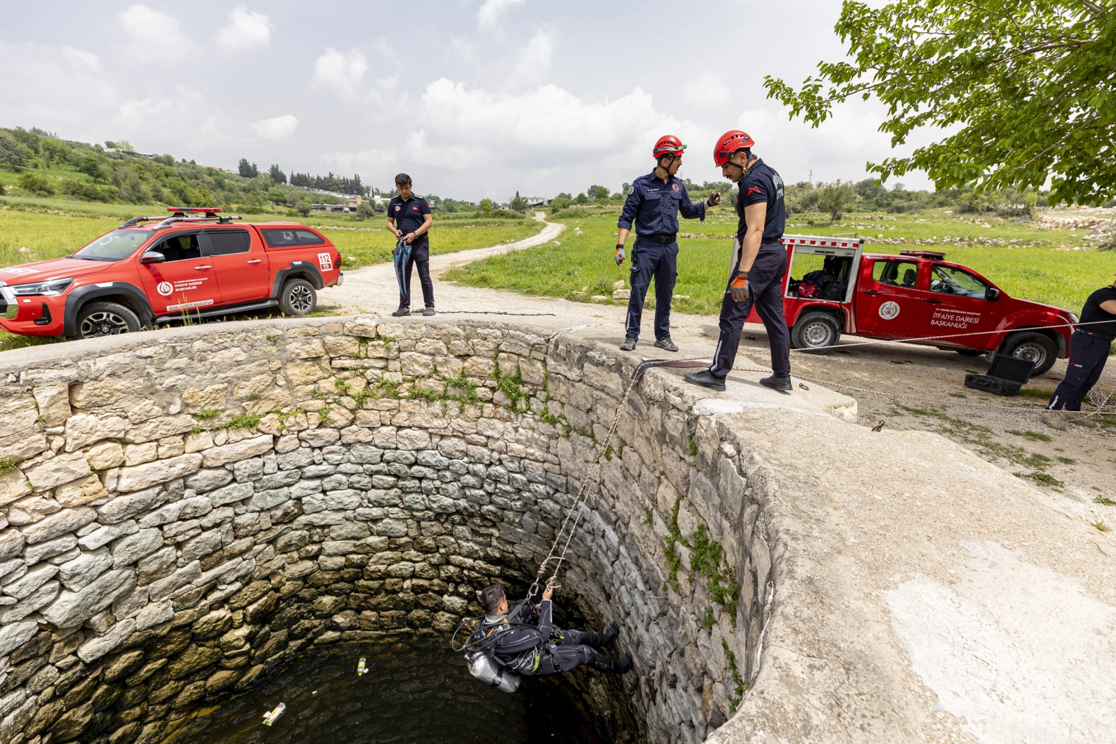 Mersin itfaiyesi ekipleri kuyu kurtarma tatbikatı yaparken
