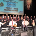 Kocaeli Saygınlar Korosu üyeleri sahnede konser verirken