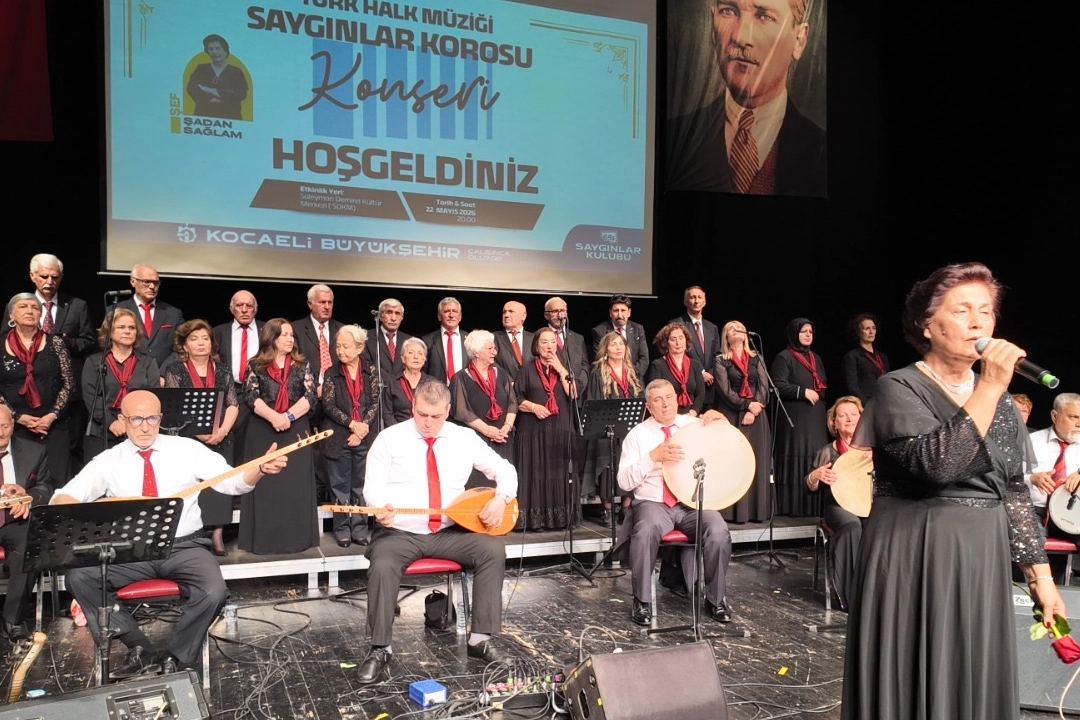 Kocaeli Saygınlar Korosu üyeleri sahnede konser verirken