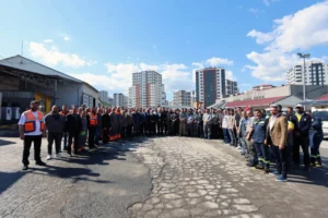 Talas Belediye Başkanı Mustafa Yalçın, Kurban Bayramı'nda görev yapan personele teşekkür ediyor.