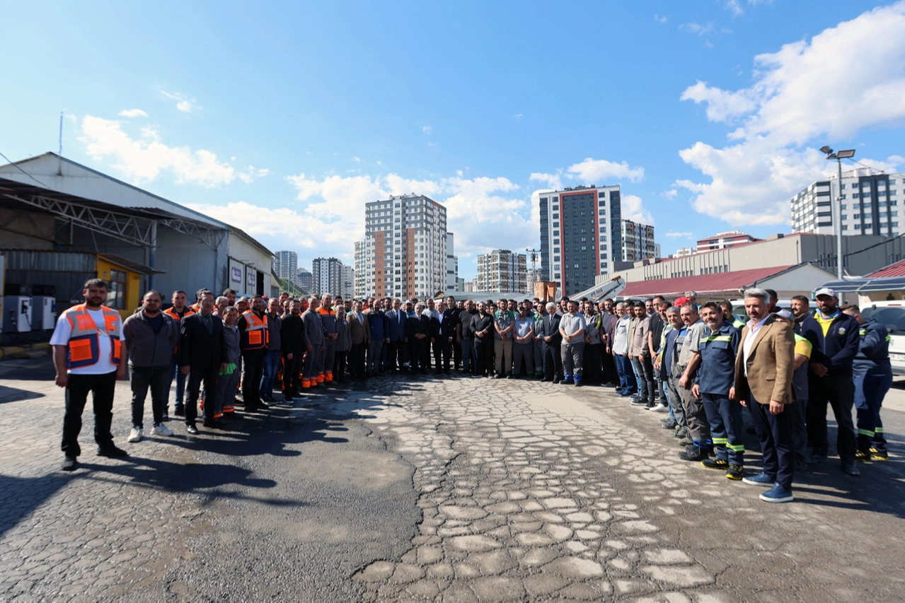 Talas Belediye Başkanı Mustafa Yalçın, Kurban Bayramı'nda görev yapan personele teşekkür ediyor.