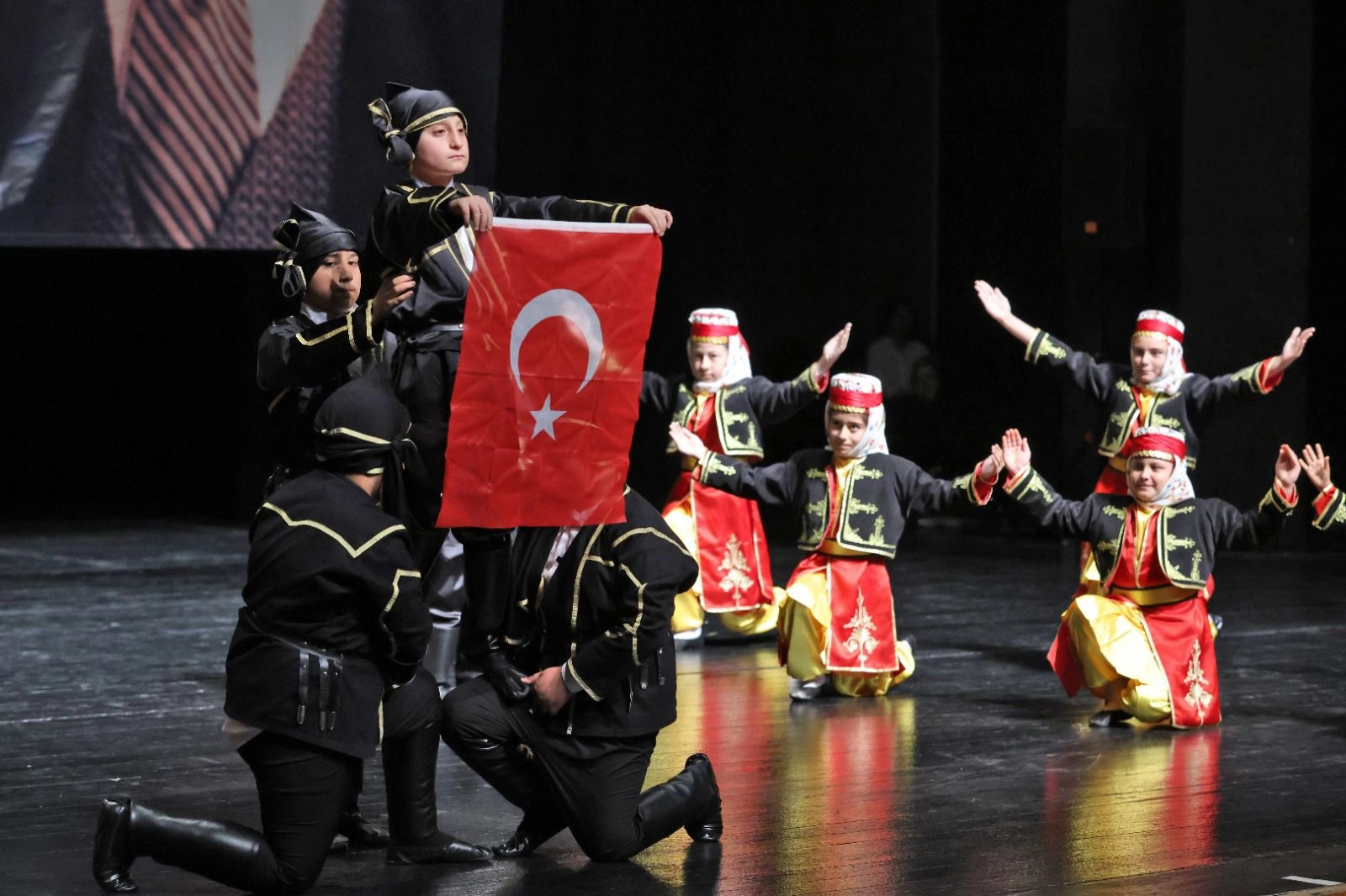 Bursa'da düzenlenen aileler için sanat gecesi etkinliği