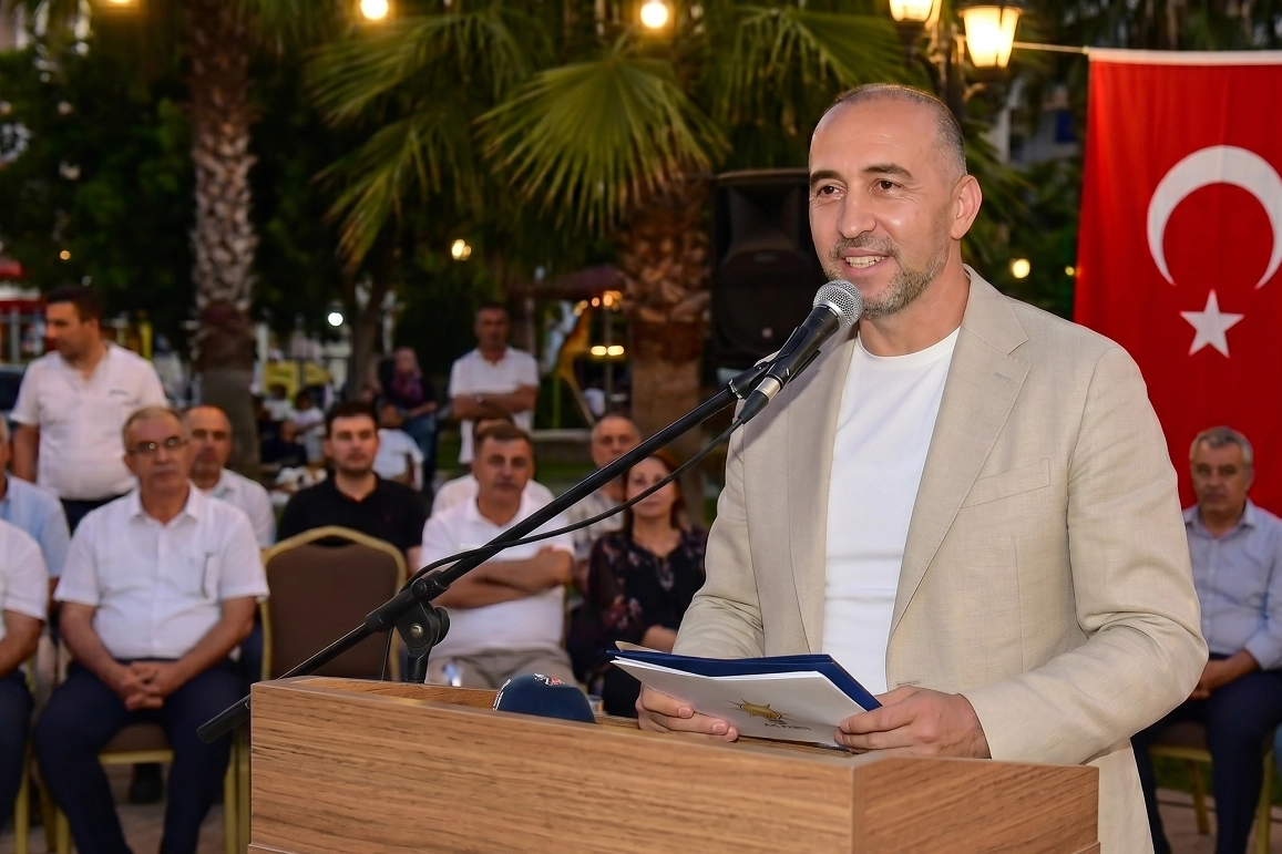 AK Parti Kumluca İlçe Başkanı Bekir Paslıkılıç, Kum Mahallesi Köprüsü'nün tamamlanamamasından dolayı özür diledi.
