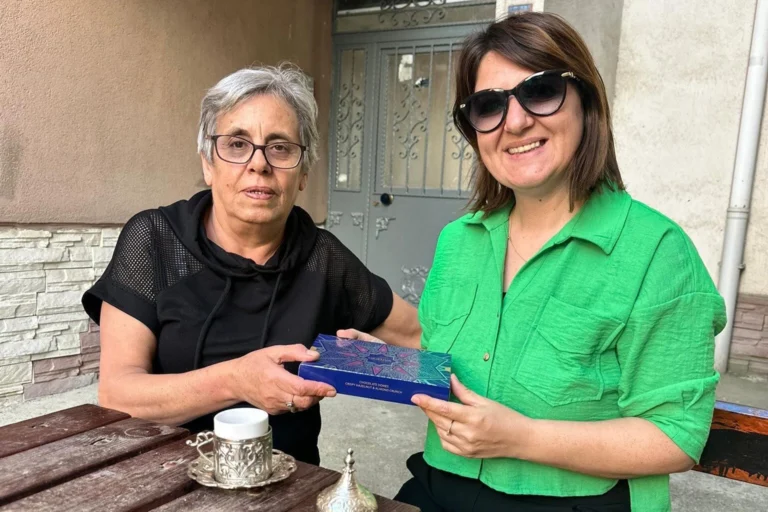 Keşan'da öğrenciler, 44 yıllık emekli hemşire Nejla Tufan'ı ziyaret etti