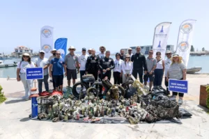 İzmir Büyükşehir Belediyesi'nin Dünya Çevre Günü kapsamında düzenlediği kıyı ve deniz dibi temizliği etkinliği.
