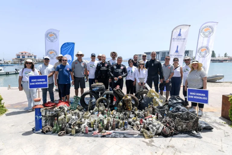İzmir Büyükşehir Belediyesi'nin Dünya Çevre Günü kapsamında düzenlediği kıyı ve deniz dibi temizliği etkinliği.